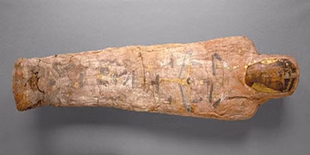 Nhiều biểu tượng của người Ai Cập mang ý nghĩa bảo vệ và tái sinh được vẽ ở mặt ngoài tấm vải bằng nhiều loại màu khác nhau. Thêm nữa, tên của Herakleides được người xưa viết bằng tiếng Hy Lạp ở bàn chân.