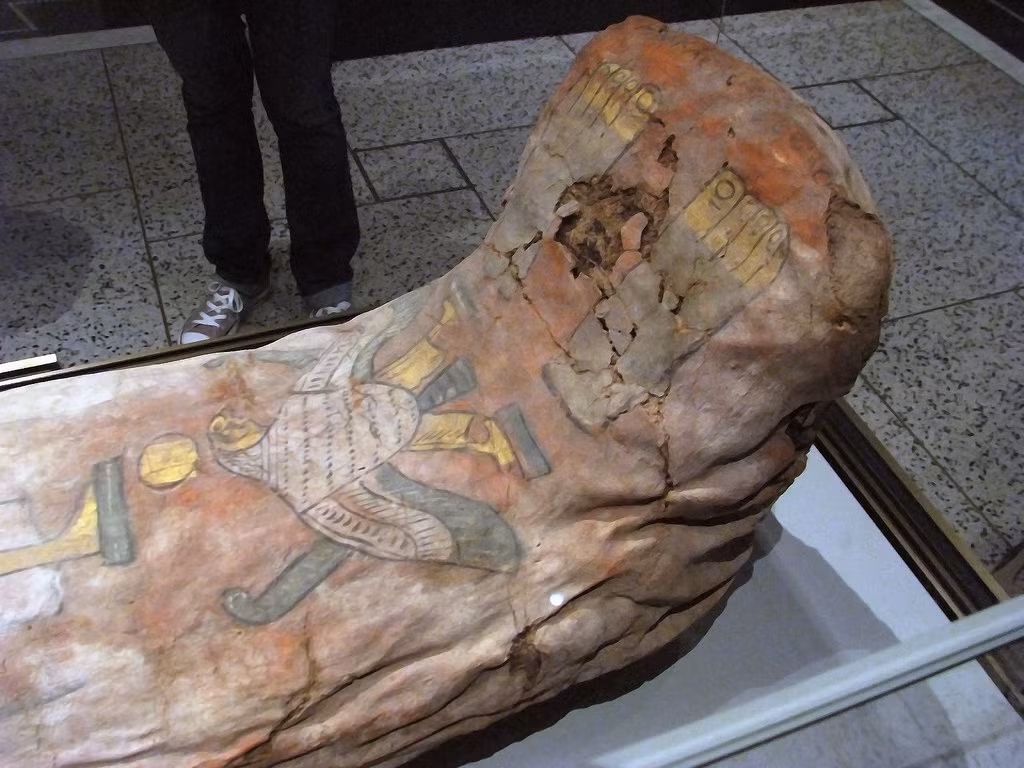 Những lớp nhựa dày được sử dụng để dán những tấm vải lanh quấn quanh thi thể người quá cố.