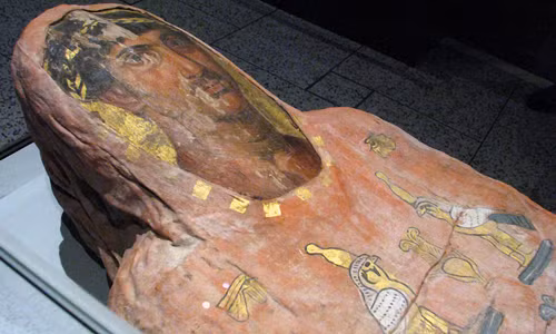 Kế đến, những người thợ ướp xác phủ đầy muối lên thi thể Herakleides và phơi trong khoảng 40 ngày cho đến khi không còn ẩm. Sau đó, người ta xoa dầu thơm và nhựa cây lên thi thể.