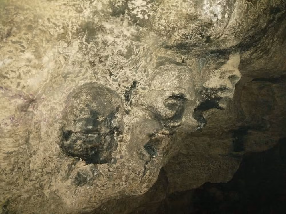 Một số hộp sọ, xương người chết nằm rải rác dọc lối đi.