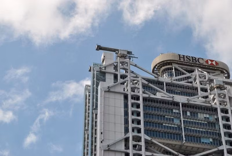 Chúng được hướng về phía tòa Bank of China để bảo vệ HSBC khỏi năng lượng xấu tỏa ra.