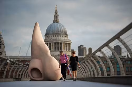 Vào năm 2012, nhiều người không khỏi ngạc nhiên khi đi trên cầu Millennium, bắc qua sông Thames, tại thủ đô London phát hiện cái mũi khổng lồ, cao 4m.
