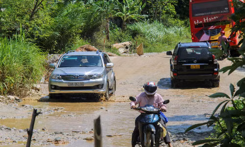 Tuy nhiên, mật độ xe cộ đi lại dày đặc khiến đường xuống cấp nghiêm trọng.