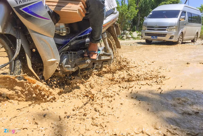Bà Phan Thị Tâm (65 tuổi), ở xã Sơn Tây, huyện Hương Sơn cho biết tình trạng hư hỏng nặng khoảng 6 tháng nay, không thấy sửa chữa. “Trời mưa nước băng cả đoạn đường này, mặt đường trở nên lầy lội, tai nạn cũng vì thế mà xảy ra thường xuyên”, bà Tâm nói.