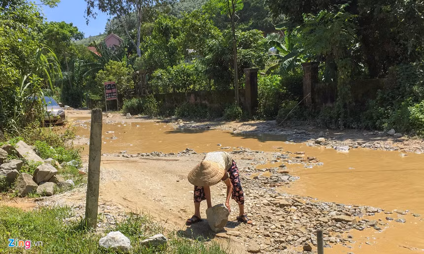 Người dân sống cạnh di chuyển chúng đi chỗ khác, tránh gây nguy hiểm cho người qua lại.
