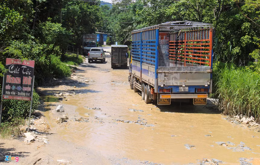 Đoạn qua thôn Khe Tắt, xã Sơn Tây, huyện Hương Sơn có chiều dài khoảng hơn 50 m nhưng mặt đường lầy lội, ngập nước.