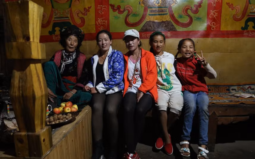 Nơi này ngày càng có nhiều hoạt động thu hút du khách nhờ phong cảnh thiên nhiên tuyệt đẹp và nền văn hóa độc đáo. Tuy nhiên, nhiều người đã lấy người ngoài tộc và chuyển về các thành phố lớn hơn để tìm việc làm.