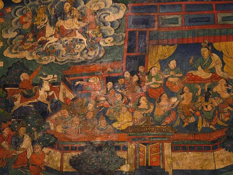 Tu viện còn nổi tiếng vì những bức tranh tường hoành tráng và Thangka - tranh Phật giáo Tây Tạng vẽ trên vải bông hoặc lụa. Đa số các bức tranh đều có từ triều đại nhà Nguyên (1271-1368). Trong số đó có một số bức tranh tường nổi bật và quý giá mô tả chân dung của các nhà sáng lập của Sakya hay cuộc gặp của Phakpa với Hốt Tất Liệt. Hơn 3.000 Thangka từ triều Tống (960-1279), triều Nguyên và triều đại nhà Minh (1368-1644) được coi là kho báu của nền văn hoá Phật giáo Trung Quốc.