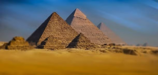 Rất nhiều bằng chứng cho thấy người Ai Cập cổ đại có những phát triển vượt thời đại trong nhiều lĩnh vực như toán học, thiên văn. Ai Cập nổi tiếng với việc đại kim tự tháp Giza nằm thẳng hàng với ba ngôi sao tạo nên chòm Thắt lưng của Orion một cách chính xác đến khó tin.