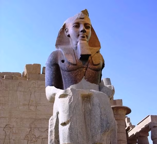 Ramses II là một trong những pharaoh nổi tiếng nhất Ai Cập cổ đại. Vị vua này trị vì Ai Cập trong 60 năm và được cho là có hơn 100 người con. Pharaoh Ramses II sống rất lâu và qua đời trong năm 1213 TCN, hưởng thọ 87 tuổi.