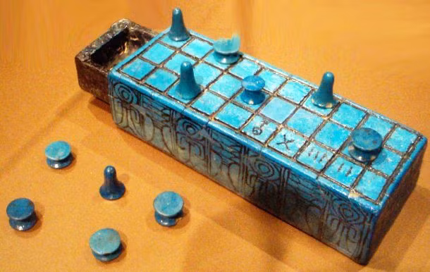 Người Ai Cập cổ đại rất thích chơi các trò chơi trên bảng vào những lúc rảnh rỗi. Mehen, Mancala và Senet là những trò chơi phổ biến nhất của người dân thời kỳ này. Trong đó, Senet là một trong những trò chơi lâu đời nhất thế giới, có từ năm 3100 TCN.