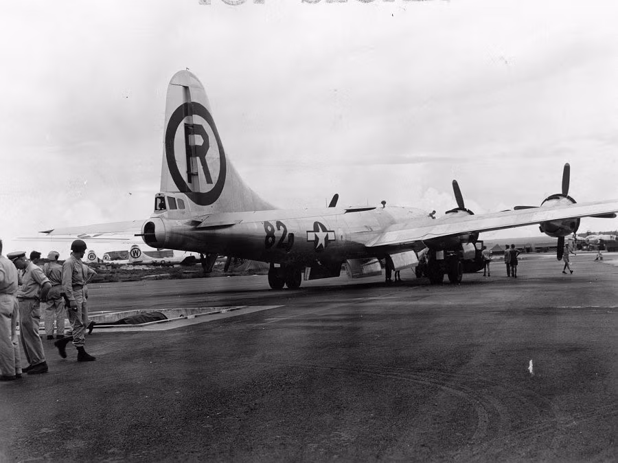 Máy bay ném bom B-29 Superfortress, biệt danh "Enola Gay" được đẩy lùi về hầm chứa để chuẩn bị đưa bom "Little Boy" lên khoang.