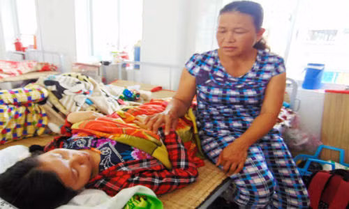 Tai xe taxi do de cho khach tren xe