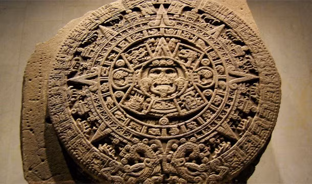 Văn minh Maya nổi tiếng với việc tự tạo ra 4 hệ thống lịch dành cho các giai đoạn riêng. Tùy vào nhu cầu khác nhau mà người Maya sử dụng vài loại lịch riêng biệt hoặc kết hợp hai loại lịch để ghi chép một sự kiện. Người Maya sử dụng hệ lịch Tzolk'in, Haab, hệ lịch tròn và hệ lịch Long Count (Đếm dài).