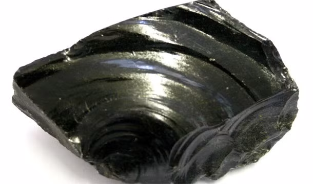 Giống như người Aztec, người Maya không sử dụng sắt hoặc thép. Vũ khí của nền văn minh Maya được làm bằng đá vỏ trai hoặc đá núi lửa.