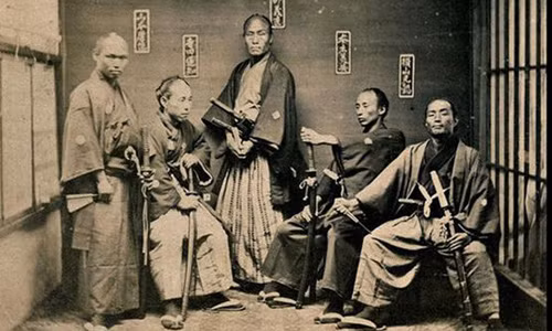 Đối với những đứa trẻ xuất thân giàu có được huấn luyện trở thành samurai, họ còn được gửi đến những ngôi trường tốt để học những môn như nghệ thuật, văn học...