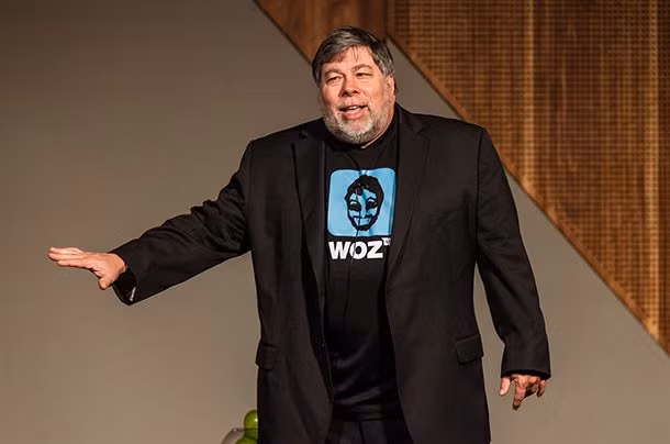 Đồng sáng lập Apple, Stephen Wozniak còn được mọi người biết đến là hacker mũ trắng nổi tiếng thế giới. Khi còn trẻ, ông Wozniak bắt đầu sự nghiệp một tin tặc khi chế tạo hộp xanh giúp gọi điện thoại đường dài miễn phí, kết hợp cùng Steve Jobs bán lại cho bạn bè.