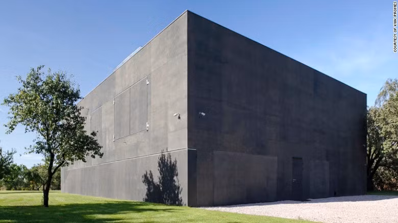 Safe house ở Warsaw, Ba Lan gây chú ý khi được bảo vệ nghiêm ngặt bởi những bức tường di động.