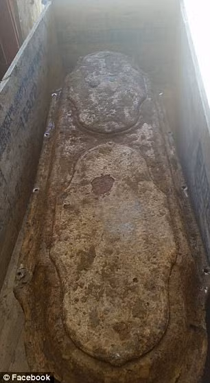 Đặc biệt, bông hoa hồng đỏ mà Edith nắm trong tay vẫn có thể nhìn rõ qua tấm kính trên quan tài. Trước khi xác định được danh tính bé gái này, ngôi mộ vô danh trên được phủ vải nhung màu tía.