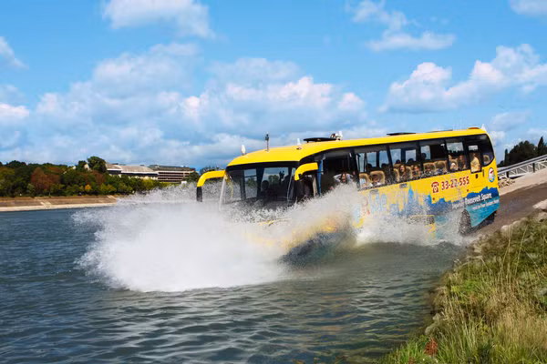 Xe bus lưỡng cư ở thành phố Budapest gây chú ý khi có thể vừa chạy trên đất liền vừa chạy trên mặt nước.