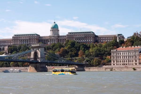 Giá vé xe bus lưỡng cư ở Budapest được chia thành nhiều nhóm đối tượng. Cụ thể, trẻ em dưới 6 tuổi được miễn phí vé.