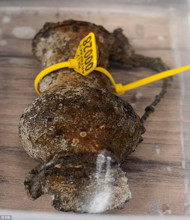 Các chuyên gia cẩn thận trục vớt hiện vật trên tàu để tránh làm hư hại con tàu trong quá trình trên.