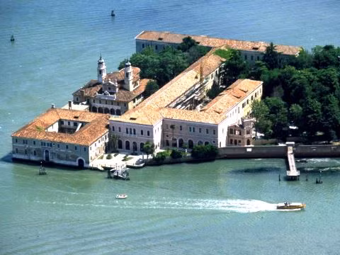 Trong những thập kỷ đầu tiên của thế kỷ 19, nơi đây trở thành một bệnh viện tâm thần. Những phương pháp điều trị ở bệnh viện tâm thần trên hết sức điên rồ như cách ly bệnh nhân tâm thần và để họ rơi vào trạng thái tuyệt vọng hoàn toàn.