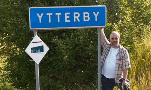 10 chất hóa học trên rất hiếm có và cực kì khó chiết xuất. Các nhà khoa học và hóa học đã phải mất hàng chục năm để khám phá và nghiên cứu chúng. Trong đó, ít nhất 4 nguyên tố hóa học đã được đặt theo tên ngôi làng Ytterby là: Yttrium (Y), Erbium (Er), Terbium (Tb), and Ytterbium (Yb).