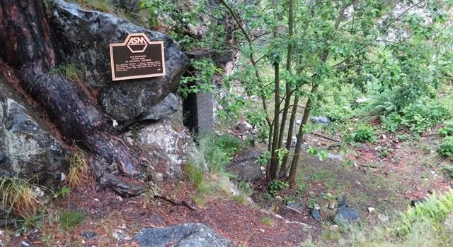 Năm 1843, Carl Gustav Mosander phát hiện thấy Ytterbite thực chất là một hỗn hợp của 3 oxit kim loại. Trong đó, hai nguyên tố mới đã được chiết ra là Terbium (Tb) và Erbium (Er).