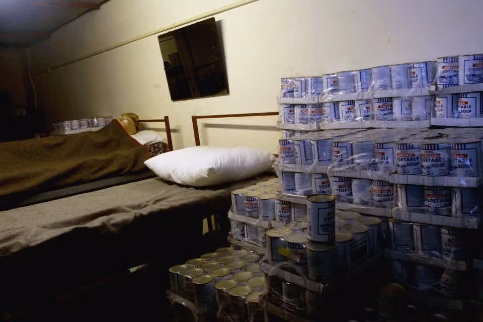 Theo đó, giới chuyên gia khuyên mọi người nên chuẩn bị đầy đủ những thứ cần thiết trong tình huống trên như lương thực, thực phẩm, nước, hộp sơ cứu, pin, radio...