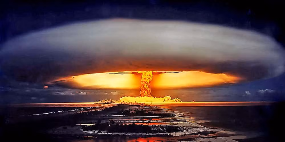 Khi xảy ra một vụ nổ vũ khí hạt nhân, bạn phải sớm tránh càng xa càng tốt nơi xảy ra vụ việc để tránh bị nhiễm xạ. Trong vòng ít nhất 24 giờ sau khi xảy ra vụ nổ hạt nhân, bạn nên ở trong một nơi trú ẩn an toàn để tránh bị nhiễm xạ nguy hiểm có thể dẫn đến tử vong.