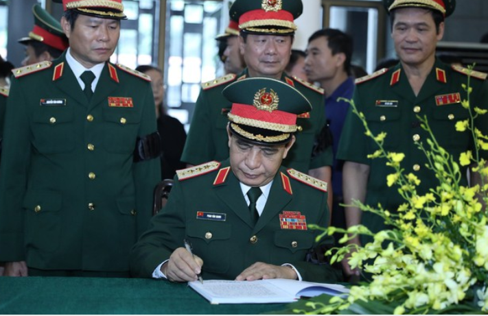 "Gần nửa thế kỷ hoạt động cách mạng, dù ở cương vị công tác nào, đồng chí cũng luôn nêu cao phẩm chất “Bộ đội Cụ Hồ” và người Đảng viên cộng sản, một lòng, một dạ phụng sự Tổ quốc, phục vụ nhân dân; hoàn thành xuất sắc mọi nhiệm vụ mà Đảng, Nhà nước, Quân đội và Nhân dân giao phó. Đồng chí là người cán bộ, chỉ huy, vị tướng của Quân đội gương mẫu, mưu trí, dũng cảm, sáng tạo, quyết đoán, có nhiều công lao đóng góp cho sự nghiệp xây dựng Quân đội, ngành Tình báo quốc phòng, bảo vệ Tổ quốc và làm nhiệm vụ quốc tế tại nước bạn Campuchia; sống trung thực, khiêm tốn, giản dị, giàu lòng nhân ái, gắn bó, yêu thương đồng chí, đồng đội và gần gũi mọi người. Đồng chí là tấm gương sáng cho cán bộ, chiến sĩ toàn quân học tập, noi theo", Đại tướng Phan Văn Giang ghi. (Ảnh Xây dựng chính sách, pháp luật)