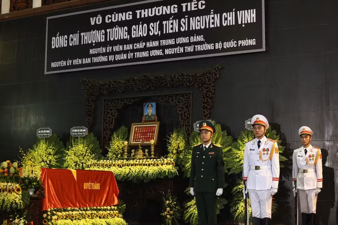 Tổng Bí thư Nguyễn Phú Trọng, nguyên Tổng Bí thư Nông Đức Mạnh... gửi vòng hoa viếng Thượng tướng Nguyễn Chí Vịnh. (Ảnh Người lao động) 