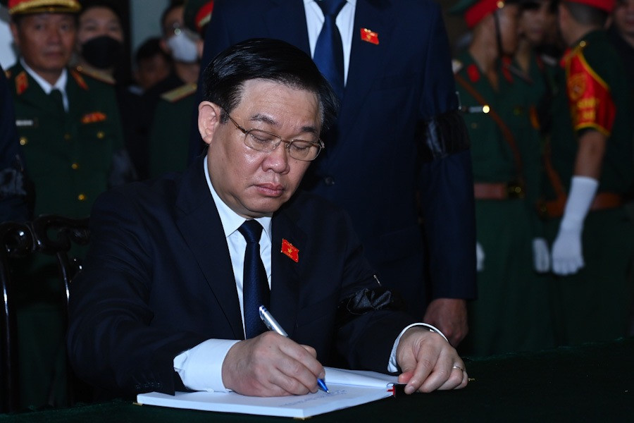 Chủ tịch Quốc hội Vương Đình Huệ ghi trong sổ tang: "Vô cùng thương tiếc Thượng tướng, Giáo sư, tiến sĩ, nguyên Uỷ viên Ban Chấp hành Trung ương Đảng, nguyên Uỷ viên Thường vụ Quân uỷ Trung ương, nguyên Thứ trưởng Bộ Quốc phòng. Người đồng chí, người anh em, người bạn vô cùng quý mến; người đã có nhiều công lao, đóng góp cho sự nghiệp tình báo quân đội, đối ngoại quốc phòng, góp phần xây dựng và bảo vệ Tổ quốc. Xin kính viếng tiễn biệt đồng chí và xin chia buồn sâu sắc nhất đến toàn thể gia đình”.(Ảnh Lao Động)