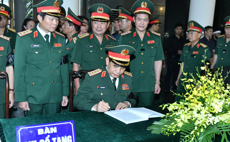 Cuối dòng sổ tang, Đại tướng Phan Văn Giang ghi: Vĩnh biệt đồng chí, cán bộ, chiến sĩ toàn quân bày tỏ niềm tiếc thương vô hạn; xin dâng nén tâm nhang tiễn biệt đồng chí về nơi yên nghỉ cuối cùng và gửi lời chia buồn sâu sắc đến toàn thể gia quyến. (Ảnh Nhân Dân)