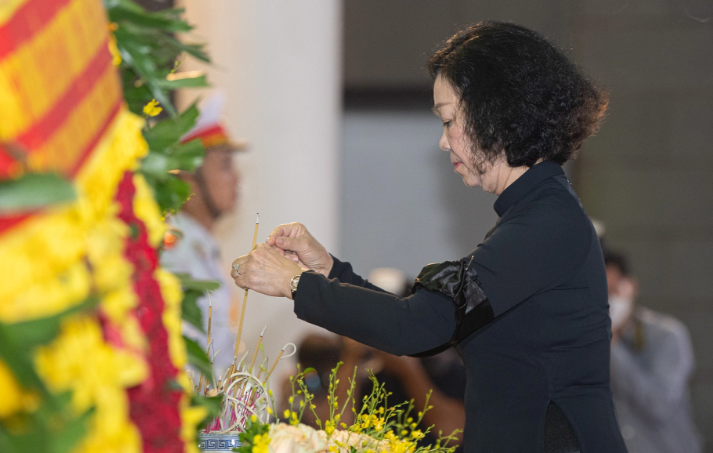 Thường trực Ban Bí thư Trương Thị Mai dâng nén hương tiễn biệt Thượng tướng Nguyễn Chí Vịnh.(Ảnh Dân Trí)