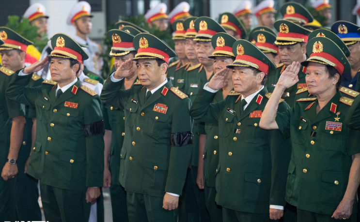 Đoàn Quân ủy Trung ương, Bộ Quốc phòng do Đại tướng Phan Văn Giang, Ủy viên Bộ Chính trị, Phó Bí thư Quân ủy Trung ương, Bộ trưởng Bộ Quốc phòng, làm trưởng đoàn vào viếng. (Ảnh Dân Trí)