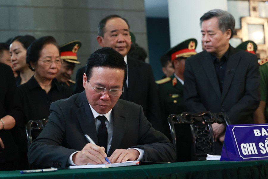 Chủ tịch nước Võ Văn Thưởng viết trong sổ tang và gửi lời chia buồn sâu sắc cùng gia đình: “Đồng chí là vị tướng lĩnh có tầm nhìn chiến lược, có nhiều đóng góp cho sự nghiệp chung của Đảng, Nhân dân và Quân đội, nhất là trong lĩnh vực tình báo, đối ngoại Quốc phòng”. (Ảnh Lao Động)