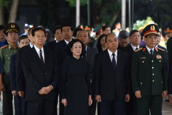 Đoàn Ban Bí thư Trung ương Đảng do bà Trương Thị Mai, Ủy viên Bộ Chính trị, Thường trực Ban Bí thư, Trưởng Ban Tổ chức Trung ương làm trưởng đoàn vào viếng. Tham gia đoàn có nguyên Chủ tịch nước Nguyễn Xuân Phúc, nguyên Thủ tướng Nguyễn Tấn Dũng, nguyên Phó Thủ tướng Thường trực Chính phủ Trương Hoà Bình...(Ảnh Người lao động)