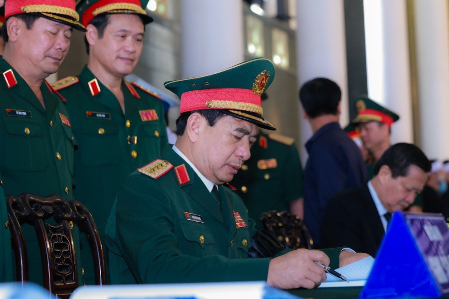 Đại tướng Phan Văn Giang - Uỷ viên Bộ Chính trị, Phó Bí thư Quân uỷ Trung ương, Bộ trưởng Bộ Quốc phòng - ghi trong sổ tang: "Quân uỷ Trung ương, Bộ Quốc phòng và cán bộ, chiến sĩ Quân đội nhân dân Việt Nam vô cùng thương tiếc đồng chí Thượng tướng Nguyễn Chí Vịnh - nguyên Uỷ viên Trung ương Đảng, nguyên Uỷ viên Thường vụ Quân uỷ Trung ương, nguyên Thứ trưởng Bộ Quốc phòng, Huy hiệu 40 năm tuổi Đảng. (Ảnh Lao Động)