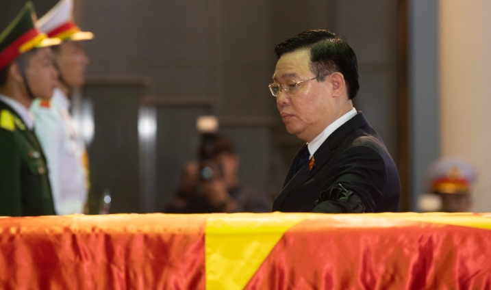 Chủ tịch Quốc hội Vương Đình Huệ viếng Thượng tướng Nguyễn Chí Vịnh. (Ảnh Dân Trí)