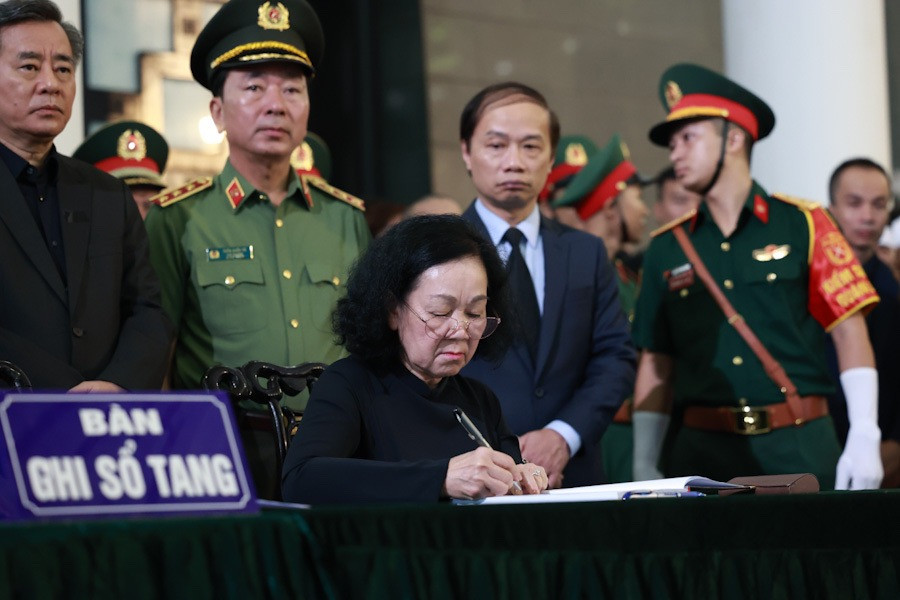 Thường trực Ban Bí thư Trương Thị Mai ghi sổ tang và bày tỏ thành kính chia buồn cùng toàn thể gia quyến Thượng tướng Nguyễn Chí Vịnh: "Đồng chí đã có nhiều đóng góp quan trọng cho công tác tình báo, công tác đối ngoại quốc phòng, góp phần xây dựng quân đội chính quy, hiện đại; đóng góp to lớn cho Đảng, Nhà nước và Nhân dân. Hơn 40 năm trong quân ngũ, luôn giữ gìn và phát huy truyền thống gia đình cách mạng; ở cương vị nào cũng nêu cao trách nhiệm, tâm huyết, tận tuỵ với nhiệm vụ được giao".(Ảnh Lao Động)