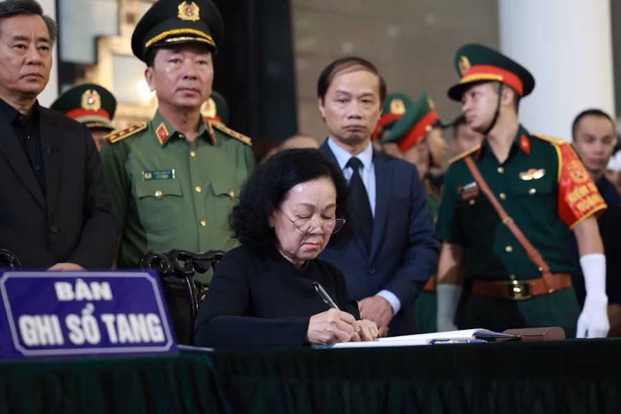 Thường trực Ban Bí thư Trương Thị Mai ghi sổ tang và bày tỏ thành kính chia buồn cùng toàn thể gia quyến Thượng tướng Nguyễn Chí Vịnh: "Đồng chí đã có nhiều đóng góp quan trọng cho công tác tình báo, công tác đối ngoại quốc phòng, góp phần xây dựng quân đội chính quy, hiện đại; đóng góp to lớn cho Đảng, Nhà nước và Nhân dân. Hơn 40 năm trong quân ngũ, luôn giữ gìn và phát huy truyền thống gia đình cách mạng; ở cương vị nào cũng nêu cao trách nhiệm, tâm huyết, tận tuỵ với nhiệm vụ được giao".(Ảnh Lao Động)