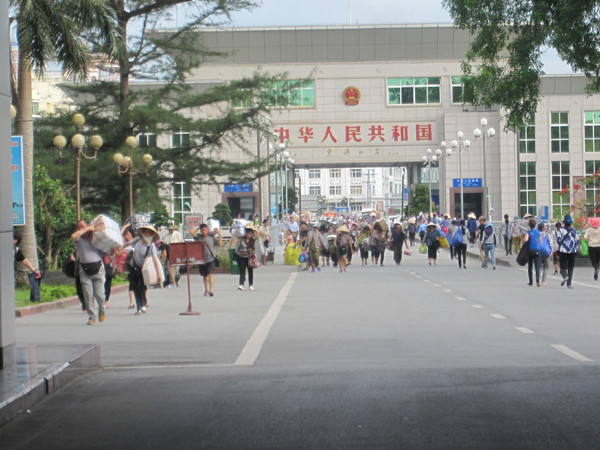 Kết quả khám nghiệm hiện trường, khám nghiệm tử thi, bước đầu cơ quan điều tra nhận định, nạn nhân bị hung thủ hiếp dâm rồi siết cổ tới chết. Khoảng thời gian xảy ra vụ án mạng là vào đêm 10/1. Qua xác minh được biết, nạn nhân có hoàn cảnh gia đình hết sức éo le. Mẹ bỏ nhà đi làm ăn xa, không trở về. Do kinh tế khó khăn, bố cháu C. cũng phải tha hương sang Trung Quốc để kiếm sống. Ở nhà chỉ có cháu C. và người anh trai, thỉnh thoảng ông bà nội có ghé qua. (Ảnh minh họa, nguồn Internet)