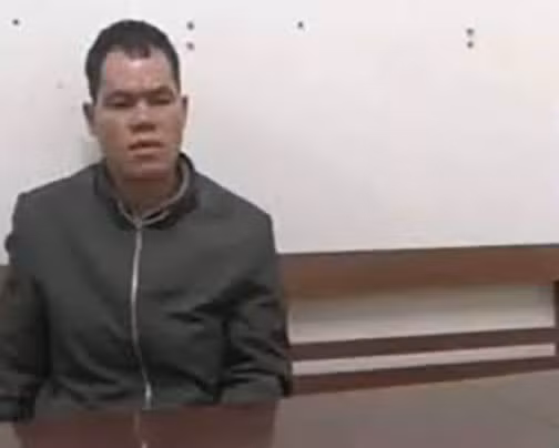 Lập tức, Lý Văn Cao bị cơ quan công an triệu tập lấy lời khai, để phục vụ cho công tác điều tra. Đối diện các điều tra viên, Cao một mực khẳng định, mình không liên quan tới cái chết của cháu C. Tối 10/1, đối tượng cho biết đi ngủ từ chập tối. Tuy vậy, trên 2 cánh tay của đối tượng này xuất hiện một số vết xước da, dấu hiệu của việc bị cào cấu. Lý giải về những thương tích này, Cao nói rằng bản thân uống rượu say nên bị ngã xe. 