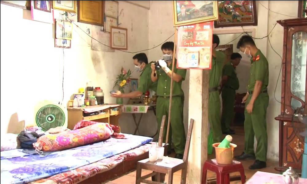Tại hiện trường, cháu C. tử vong trên giường ngủ trong tình trạng vùng cổ có nhiều vết bầm tím, nghi bị siết, quần dài bị kéo tụt xuống tới ống đồng, xuất hiện tinh dịch. Kiểm tra khu vực xung quanh tử thi, công an thu giữ nhiều lông, tóc. Trong móng tay nạn nhân cũng xuất hiện một số mô da. Đặc biệt, dưới gầm giường, nơi cháu C. nằm ngủ, lớp bụi trên sàn nhà bị biến dạng. Đồ đạc xung quanh không có dấu hiệu xáo trộn. (Ảnh minh họa, nguồn Internet) 