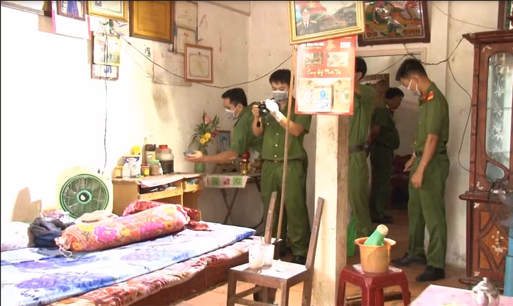 Tại hiện trường, cháu C. tử vong trên giường ngủ trong tình trạng vùng cổ có nhiều vết bầm tím, nghi bị siết, quần dài bị kéo tụt xuống tới ống đồng, xuất hiện tinh dịch. Kiểm tra khu vực xung quanh tử thi, công an thu giữ nhiều lông, tóc. Trong móng tay nạn nhân cũng xuất hiện một số mô da. Đặc biệt, dưới gầm giường, nơi cháu C. nằm ngủ, lớp bụi trên sàn nhà bị biến dạng. Đồ đạc xung quanh không có dấu hiệu xáo trộn. (Ảnh minh họa, nguồn Internet) 