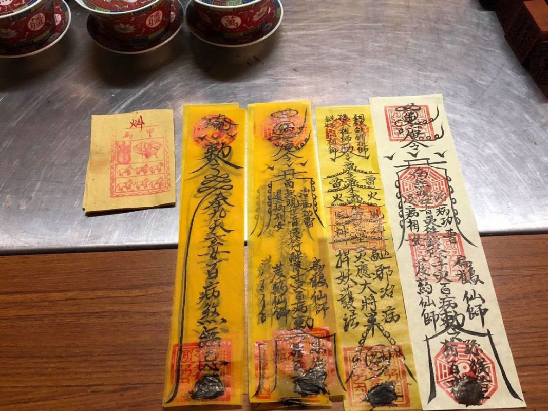 Thầy Hai Tưng chỉ có yêu cầu, muốn đến nhà thầy bốc thuốc thì phải đi một mình và đến vào giờ “âm” do “Thiên Linh cái” chỉ hiệu nghiệm vào ban đêm. Hơn nữa, ai muốn vào nhà thầy xin bùa phải bò mọp dưới đất để chui qua tường rào. Căn nhà thầy Tưng không lớn lắm, chỉ độ khoảng 10 m2 được rào chắn cẩn thận. Ông Tư ở gần nhà thầy Hai kể lại, nhiều lúc đi đắp bờ bao ruộng quá khuya, đánh xuồng theo con rạch chạy dọc gần mé nhà thầy Tưng bỗng nhiên ông có cảm giác sởn da gà. (Ảnh minh họa, nguồn Internet)