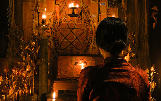 Chẳng mấy chốc danh tiếng của thầy Hai Tưng lan cả cù lao 3 xã. Ông ta nhanh chóng thoát khỏi cuộc sống lênh đênh nhờ bà con thương tình cho mượn tạm mảnh đất nhỏ để cất căn chòi mé kênh. Từ khi hòa nhập với cuộc sống mới, thầy Hai Tưng sống khá lập dị. Suốt ngày căn nhà của ông ta đóng im ỉm, chỉ có người vợ Trần Thị Thể (42 tuổi) thỉnh thoảng ra vào tiếp tế thức ăn. Thấy lạ, nhiều người dân thắc mắc, bà vợ này cho biết, thầy Hai đang Luyện thuật tà… “Thiên Linh cái””. (Ảnh minh họa, nguồn Internet) 