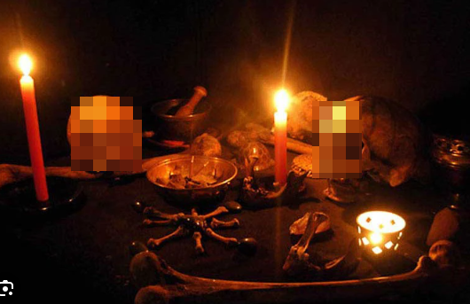 Thầy Hai sống che đậy hành tung rất khéo. Những lần đi đám trong vùng, thầy cứ khoát trên người chiếc áo bà ba trắng, râu tóc dài..., bà con trân trọng thầy lắm, tham dự đám tiệc nào thầy Tưng cũng được ngồi ở những mâm cao cỗ đầy, nhưng thầy chỉ xin ít cơm trắng với chén nước tương. Những dịp cúng tế, thầy Hai thường chạy sang nhà người dân gần đó để bắt vài con gà, con vịt và không quên mượn cái nồi thật to và nói để hầm đầu heo. Chẳng ai mảy may nghi ngờ hành tung của thầy. Chỉ có điều không hiểu sao những vật cúng tế thầy Hai cho bà con, không ai dám đụng đũa vì người ta có cảm giác mùi tanh tưởi bốc lên đến lợm giọng. (Ảnh minh họa, nguồn Internet)